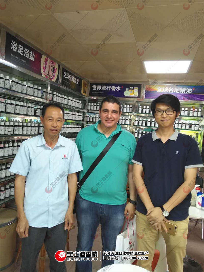 Yamen先生與香蕉电影网員工合照