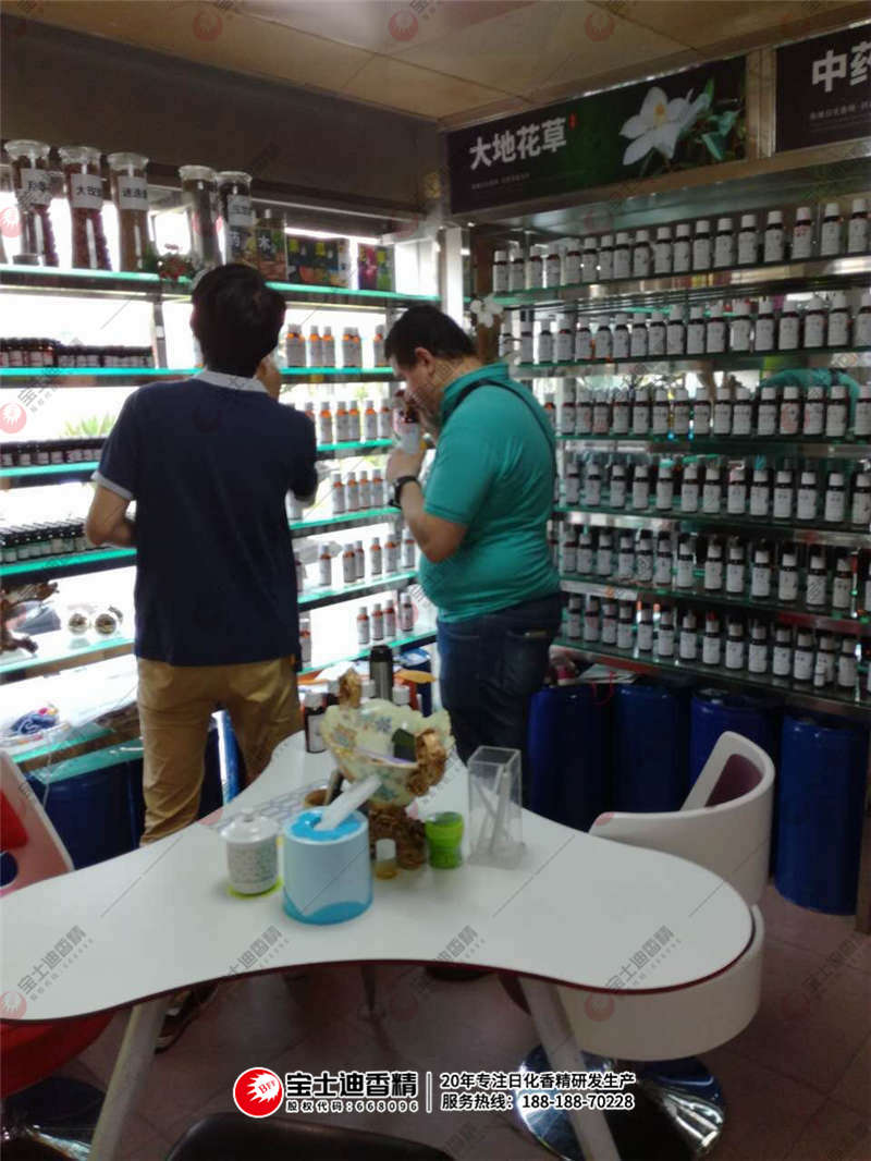 Yamen先生與香蕉电影网員工聞香