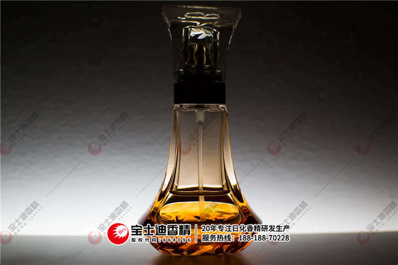 一瓶精（jīng）油（yóu）放在桌子上