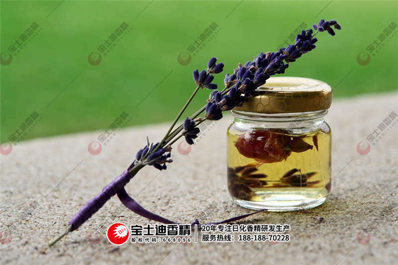 一(yī)瓶法國薰衣草香精放在地上 一瓶法國薰(xūn)衣草香精放在(zài)地(dì)上