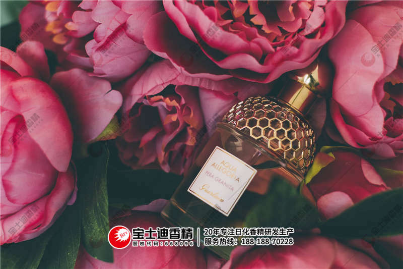 一(yī)瓶法國玫瑰香精放在(zài)玫瑰花間 一瓶(píng)法國玫瑰香精放(fàng)在玫瑰花間