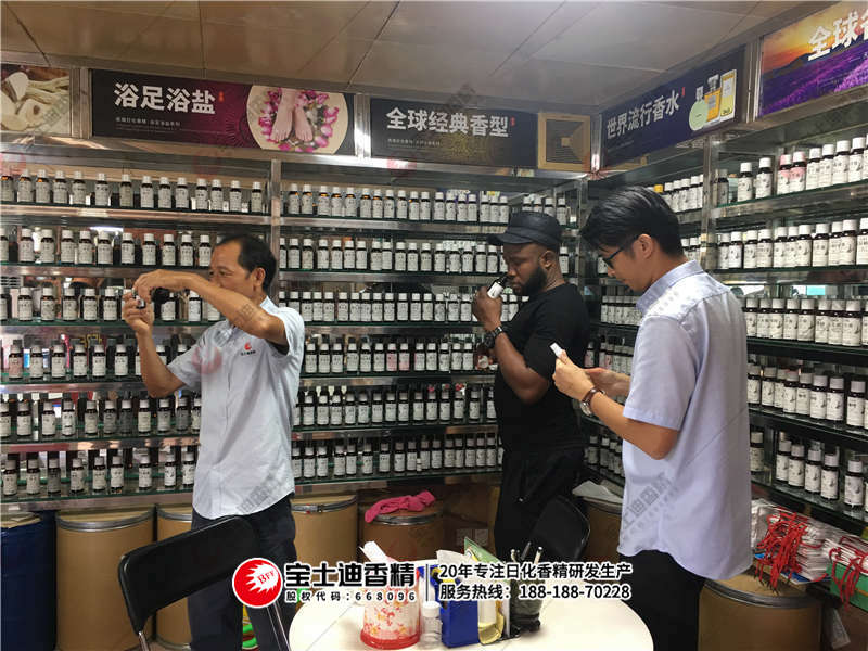 工作人員與客戶品鑒（jiàn）香型
