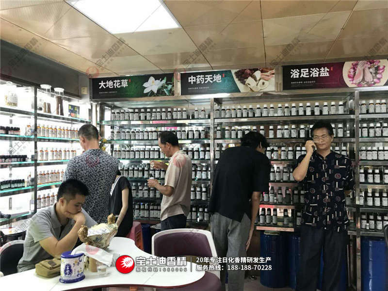 香蕉电影网香精員工（gōng）聞香