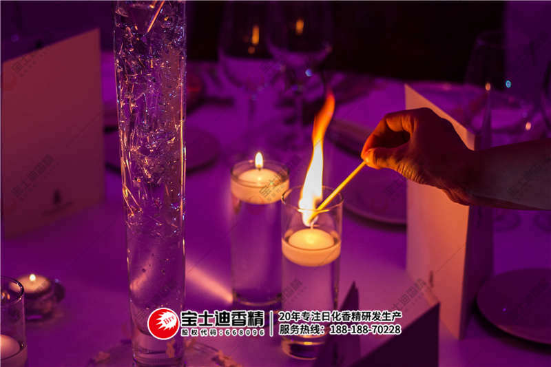 點燃的蠟燭
