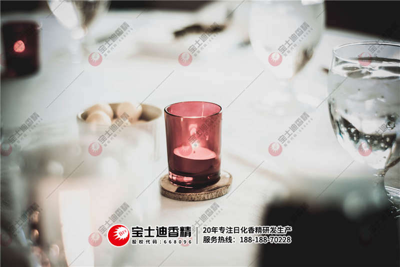 點著的香氛蠟燭 點著的香氛蠟燭