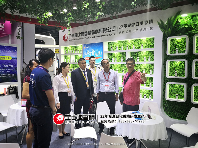 中國日化院領導光臨香蕉电影网香精公司展(zhǎn)會